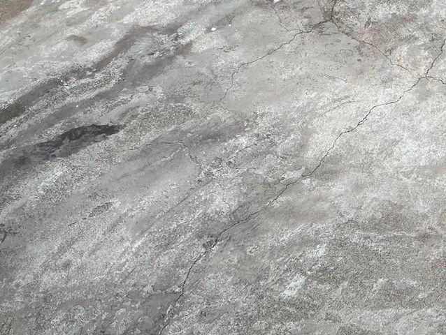 高砂市の土間のひび割れと色褪せ